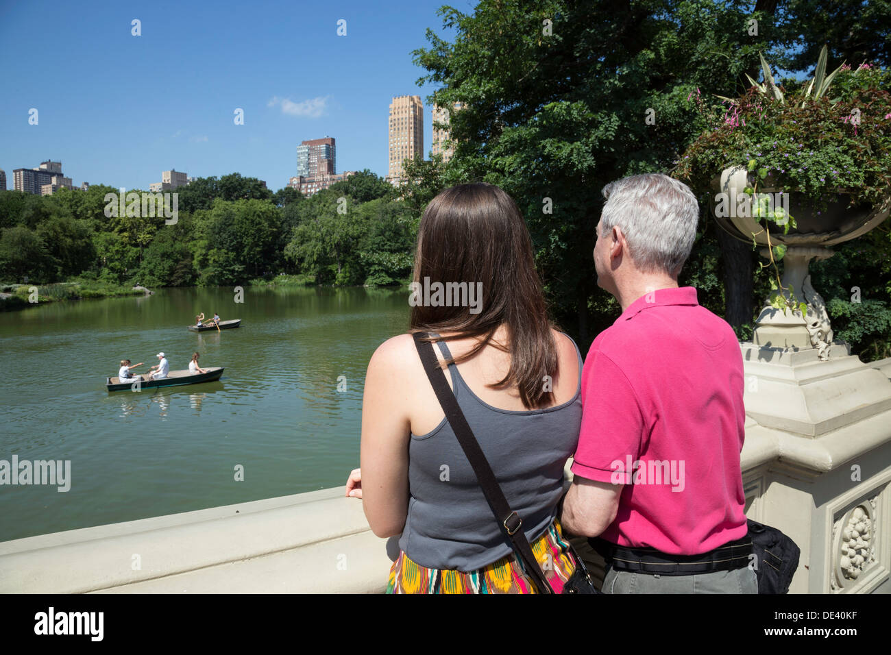I turisti guardano al lago dal ponte di prua a Central Park, NYC Foto Stock