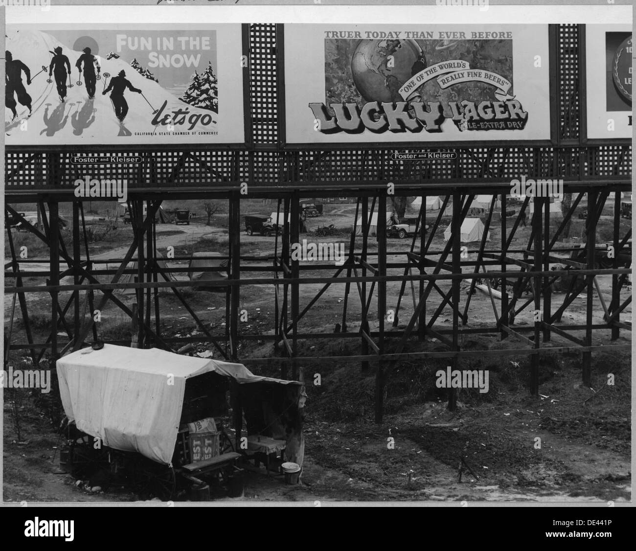 L'immagine raffigura una comunità di squatter vicino a Olivehurst, California, che mostra 52 campi in un insediamento improvvisato, riflettendo le condizioni di vita del tempo. Foto Stock