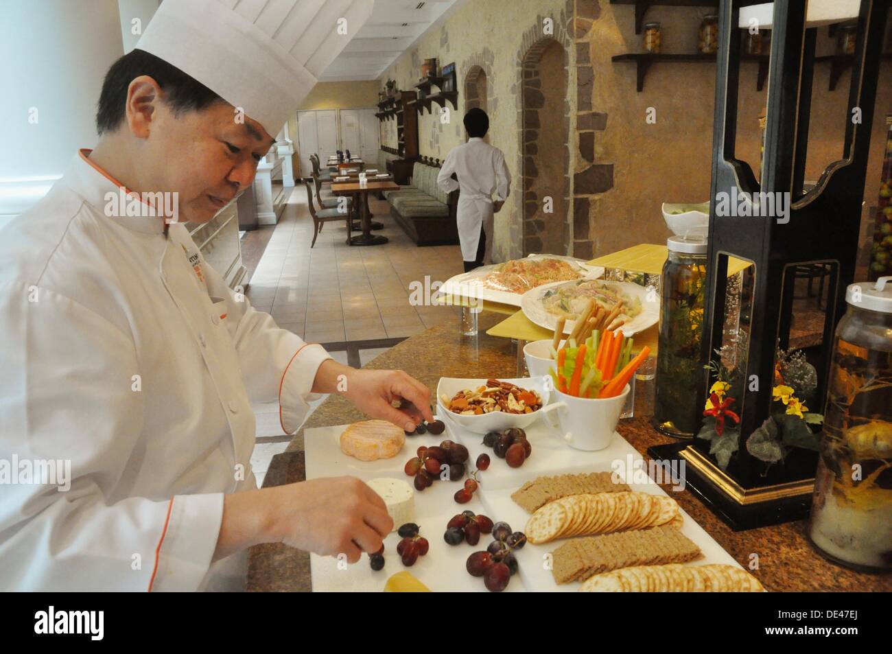 Singapore: chef presso il ristorante mediterraneo dell'Hotel InterContinental Foto Stock