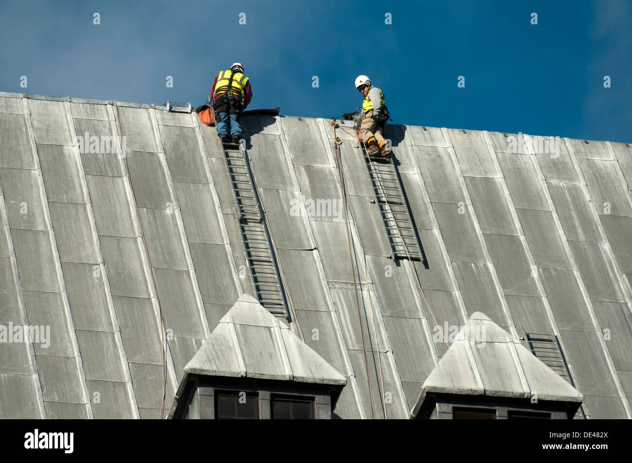 Operai sul tetto del municipio edificio di estensione, Piazza San Pietro, Manchester, Inghilterra, Regno Unito Foto Stock