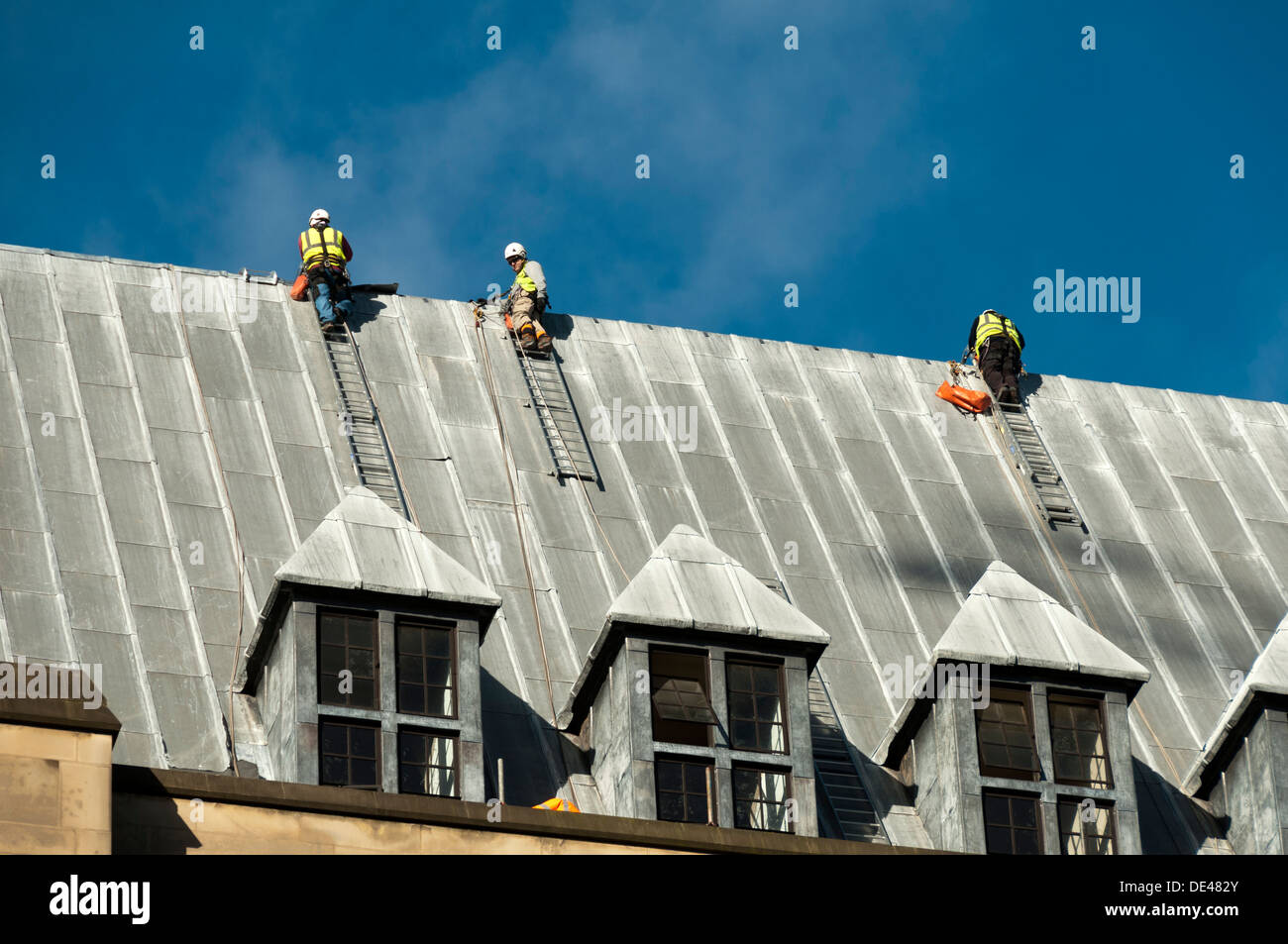 Operai sul tetto del municipio edificio di estensione, Piazza San Pietro, Manchester, Inghilterra, Regno Unito Foto Stock