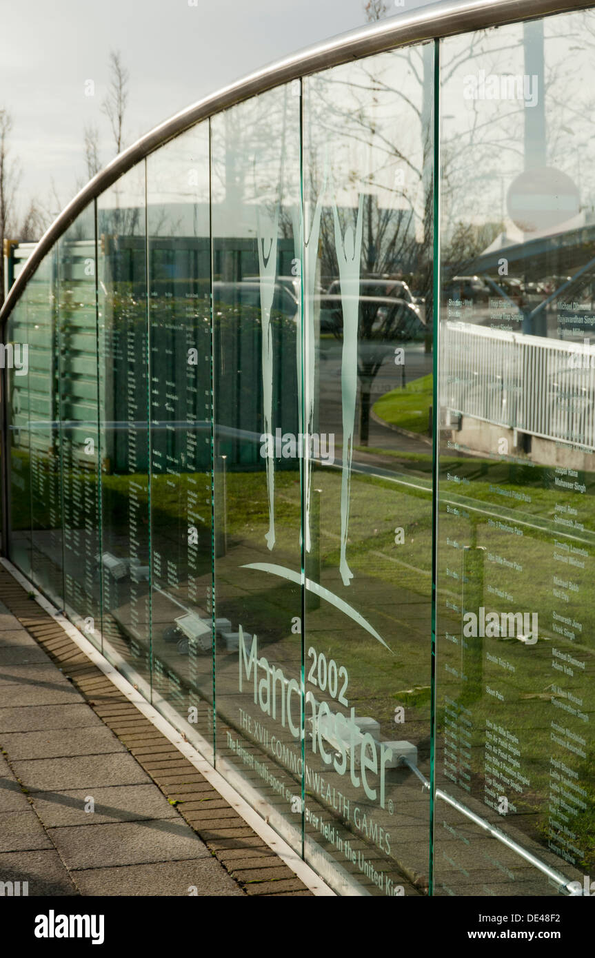 Giochi del Commonwealth commemorative del pannello di vetro a Sportcity, Eastlands, Manchester, Inghilterra, Regno Unito Foto Stock