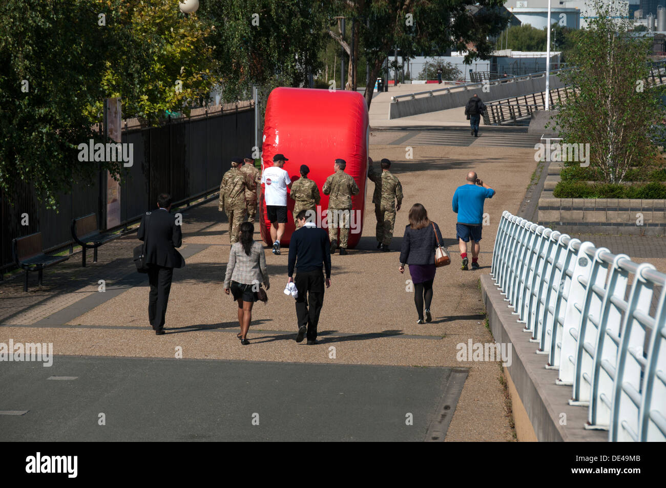 Personale delle forze di spinta Big Red ruota del Stoptober 'stop' fumare campagna, Salford Quays, Manchester, Inghilterra, Regno Unito Foto Stock