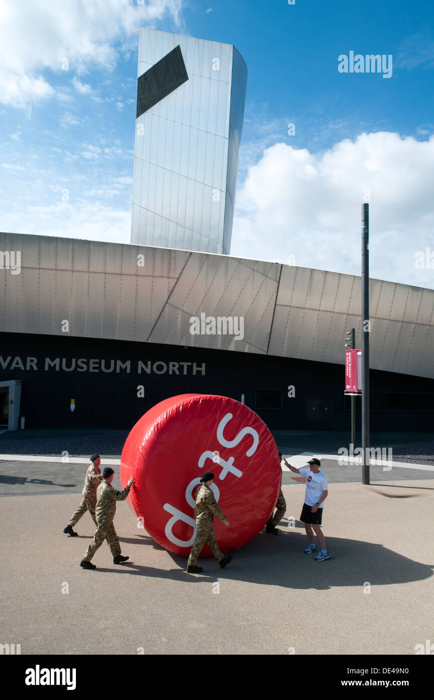 Personale delle forze di spinta Big Red ruota del Stoptober 'stop' fumare campagna, Salford Quays, Manchester, Inghilterra, Regno Unito Foto Stock