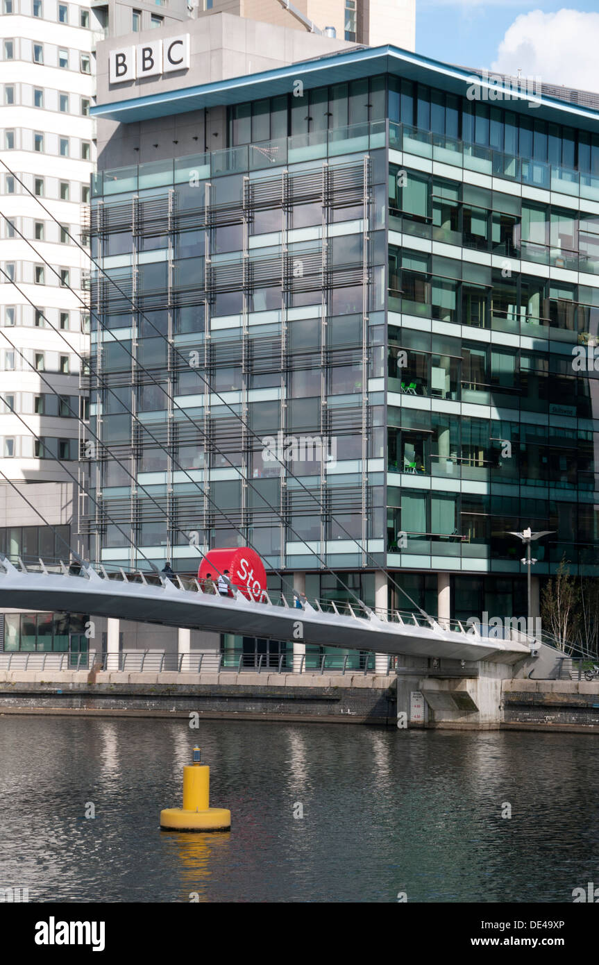Personale delle forze di spinta Big Red ruota del Stoptober 'stop' fumare campagna, Salford Quays, Manchester, Inghilterra, Regno Unito Foto Stock