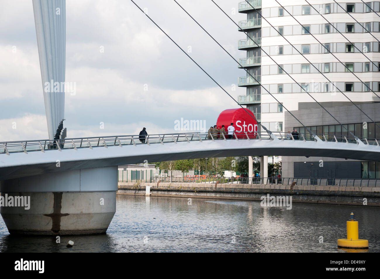 Personale delle forze di spinta Big Red ruota del Stoptober 'stop' fumare campagna, Salford Quays, Manchester, Inghilterra, Regno Unito Foto Stock