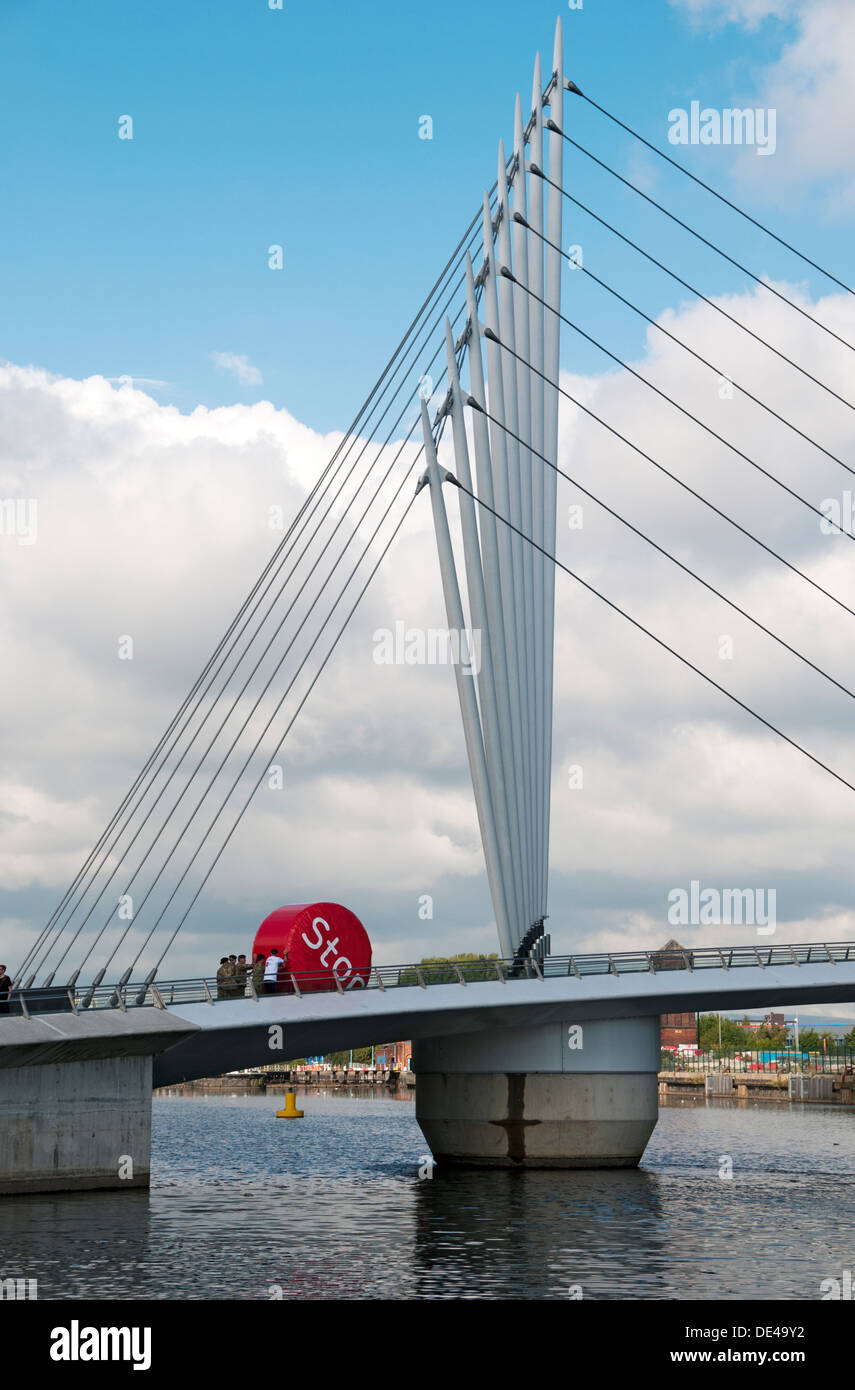 Personale delle forze di spinta Big Red ruota del Stoptober 'stop' fumare campagna, Salford Quays, Manchester, Inghilterra, Regno Unito Foto Stock