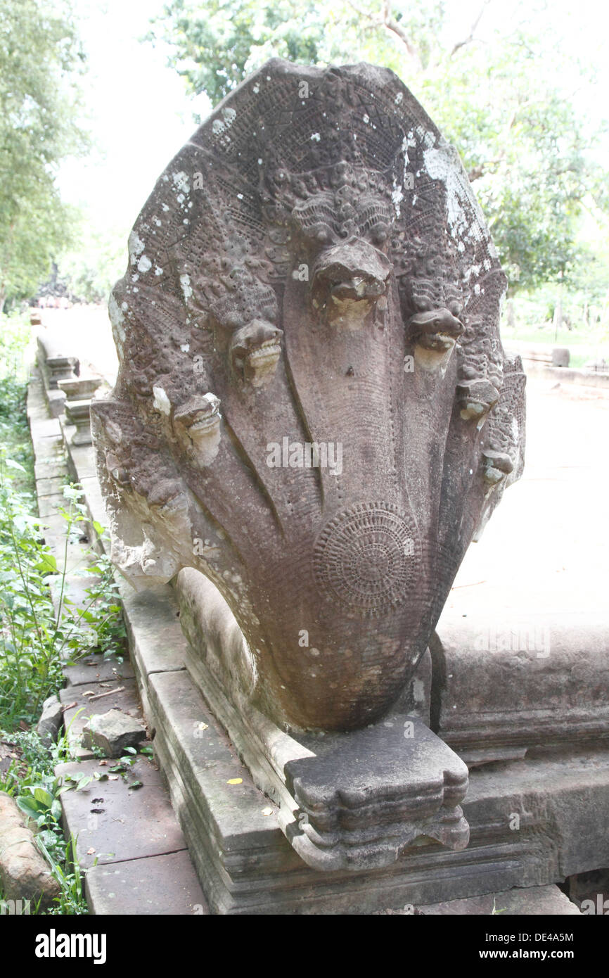 Beng Mealea (tempio indù e buddista), Angkor, Siem Reap, Cambogia. Tempio di rovine con pennello e vegetazione. Foto Stock