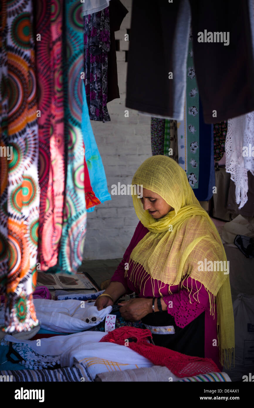 Una signora lavorando su un mercato locale in stallo a Frigiliana, Andalusia - Spagna. Foto Stock