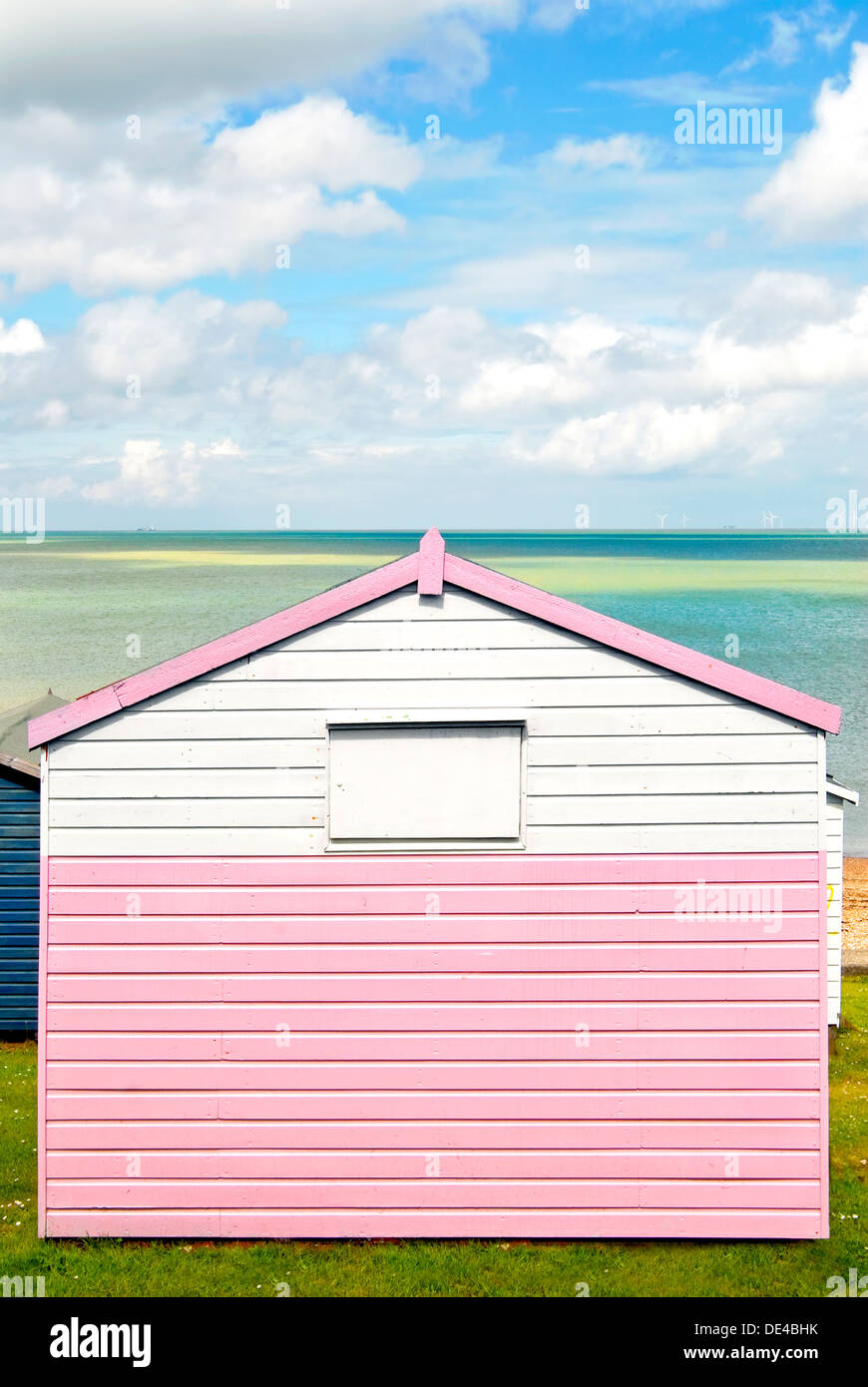 Whitstable Kent, Inghilterra, Regno Unito, Gran Bretagna, Europa. Pittoresca spiaggia di capanne che si affaccia l'estuario del Tamigi sulla costa della contea del Kent settentrionale Foto Stock