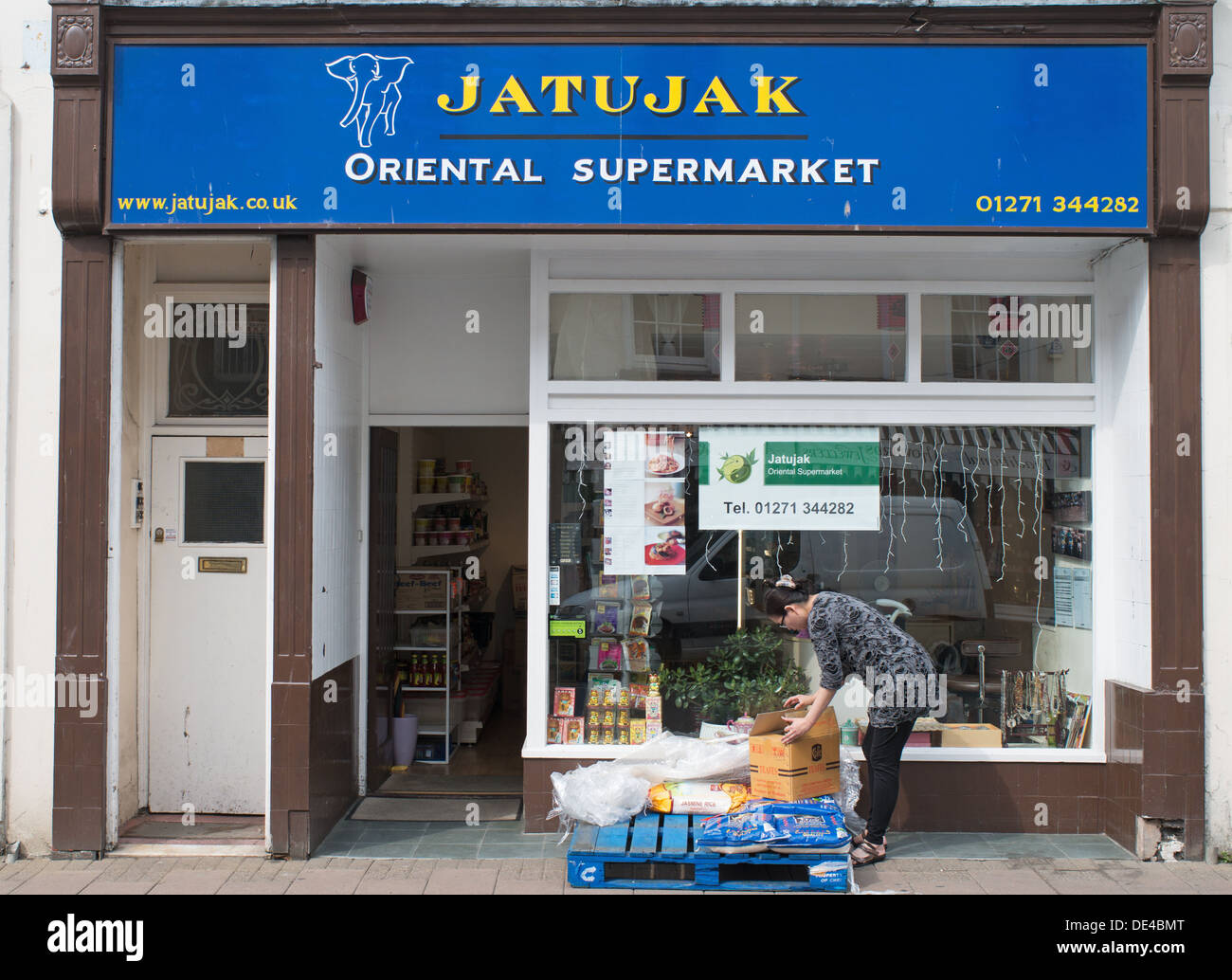 Jatujak oriental supermercato Barnstaple, Devon, Inghilterra, Regno Unito Foto Stock
