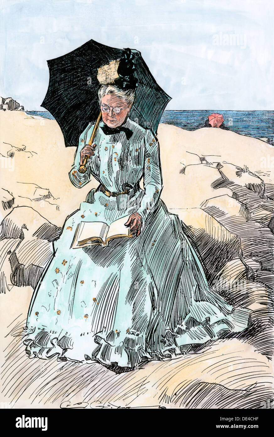 Accompagnatore discretamente la lettura di un libro in spiaggia, circa 1900. Colorate a mano la xilografia di Charles Dana Gibson illustrazione Foto Stock