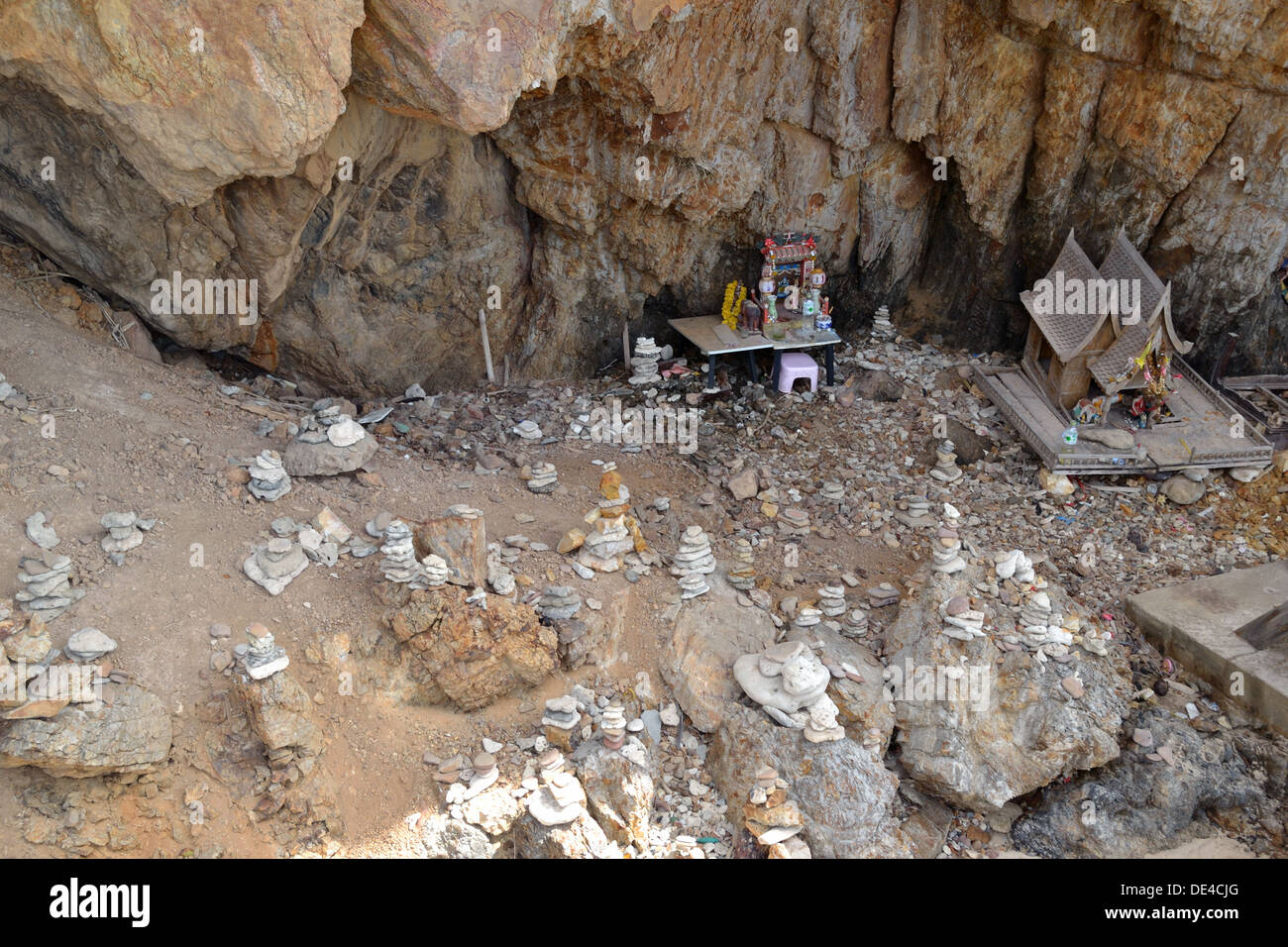 Piccola Grotta su Koh Larn - Coral Island - piccola pietra shrined costruito dai visitatori per aiutare con la fortuna in guardia contro gli spiriti maligni Foto Stock