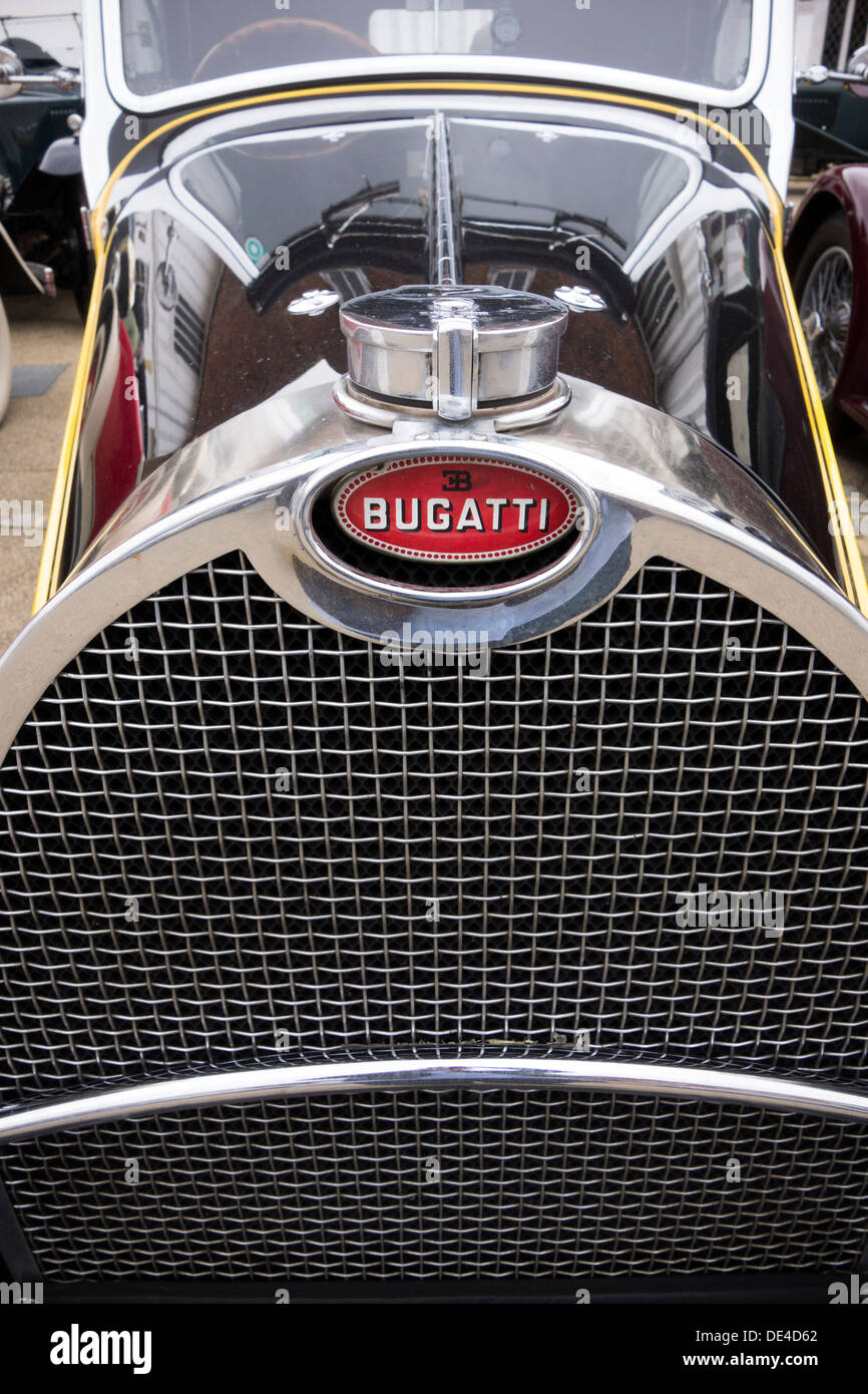 La parte anteriore della griglia del radiatore e il simbolo su un classico tipo di Bugatti 40 o 43 auto. Foto Stock