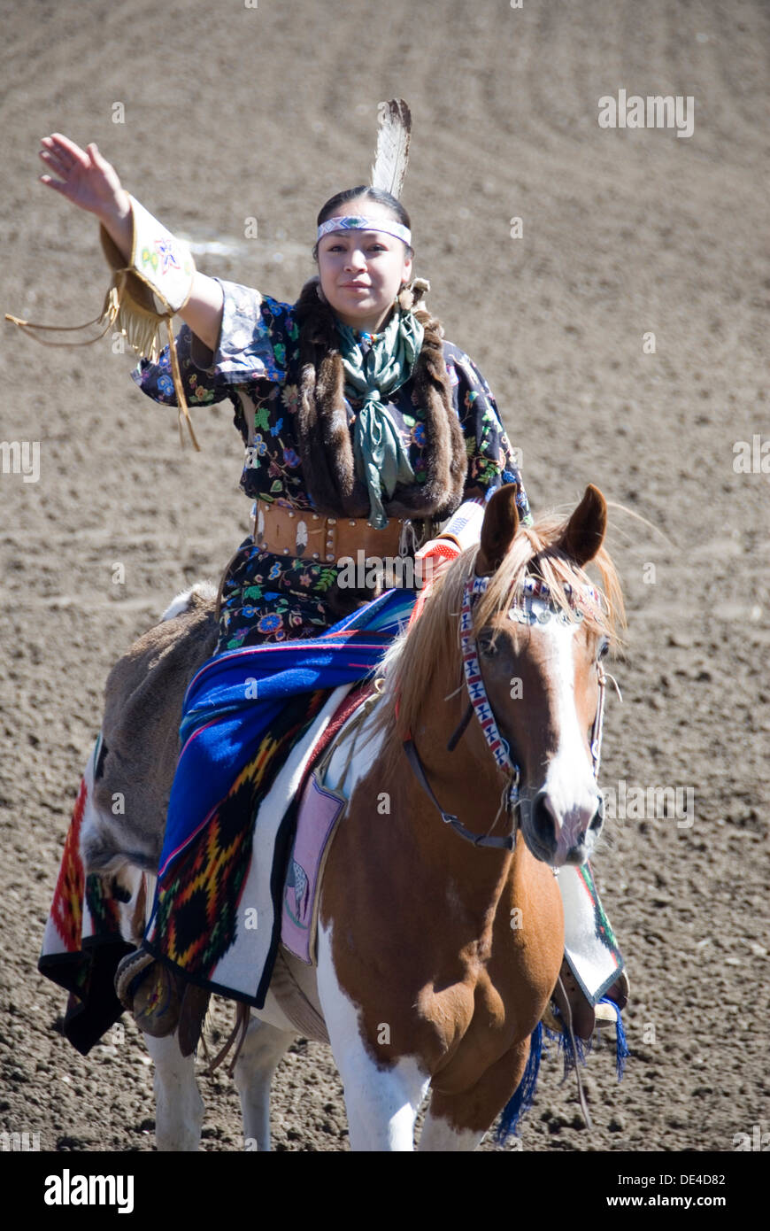 Indian Tribeswoman in abito tradizionale andare a cavallo salutando, Ellensburg Rodeo cerimonia di apertura, 2012 WA USA Foto Stock