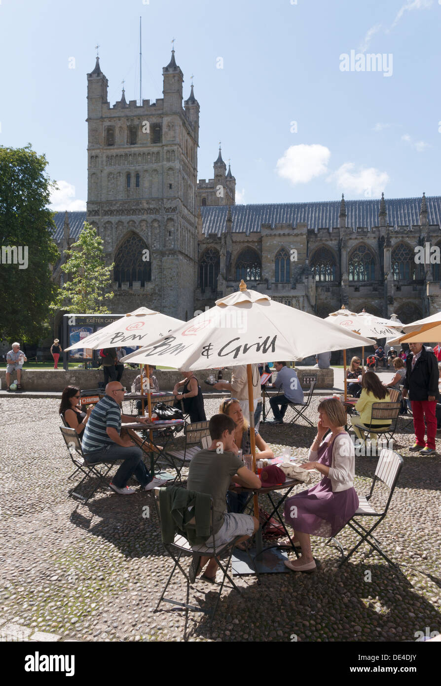 La gente seduta a al di fuori del café, Cattedrale verde, Exeter Devon, Inghilterra, Regno Unito Foto Stock