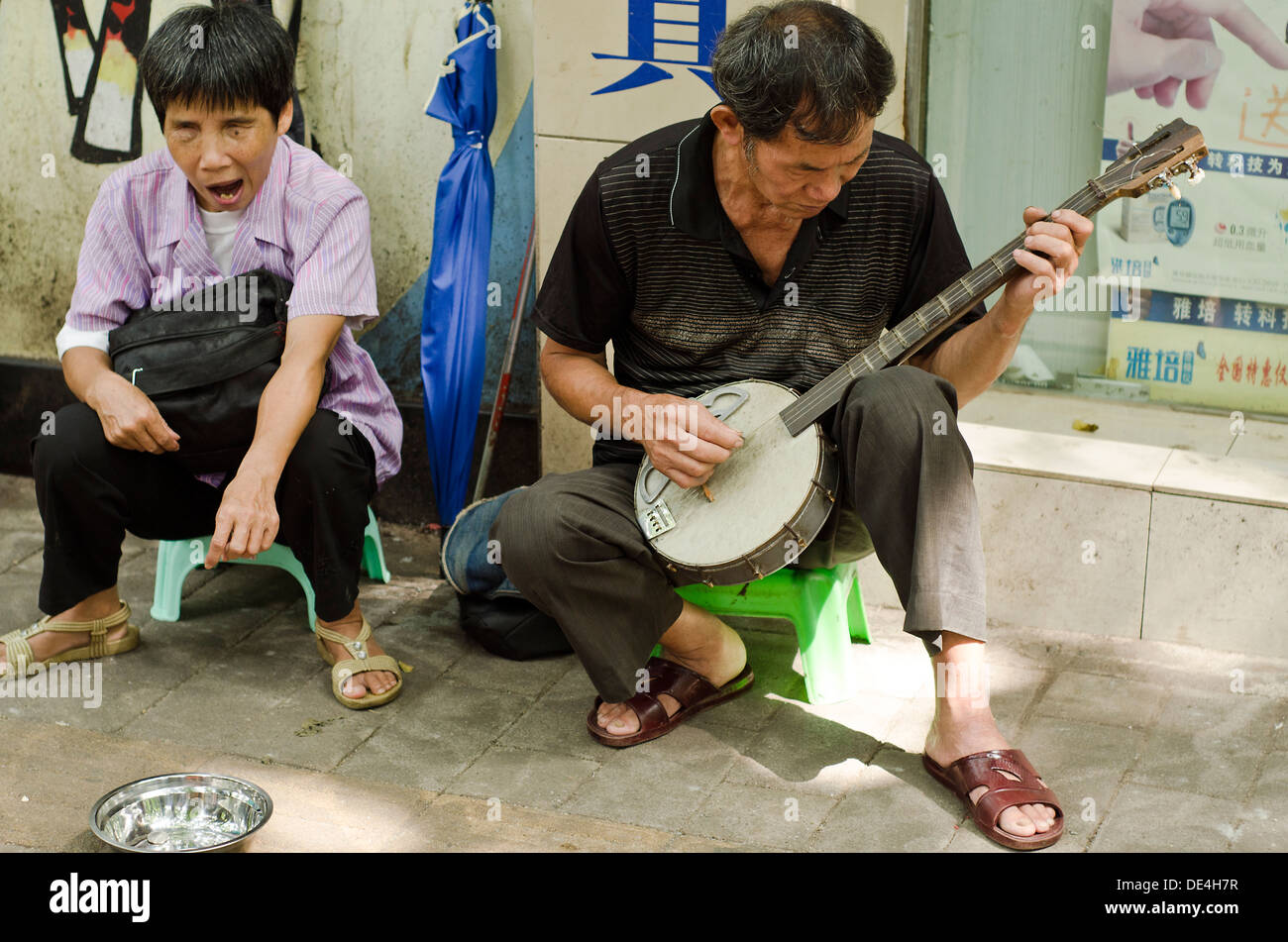 Mendicanti cinesi musicista di strada sulla strada di Guangzhou , Cina Foto Stock