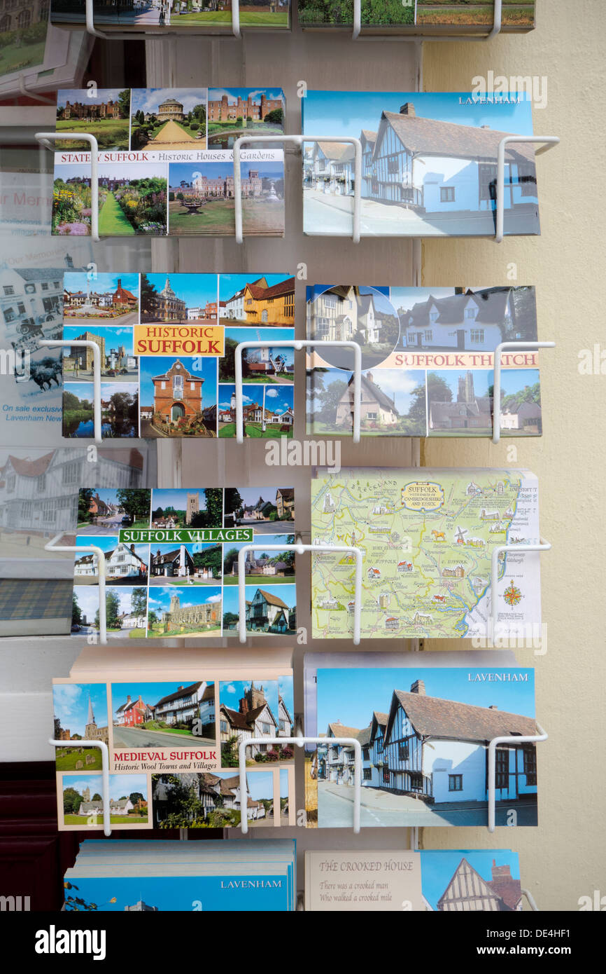 Una parete esterna display colorato e cartoline di Lavenham nel Suffolk. Foto Stock