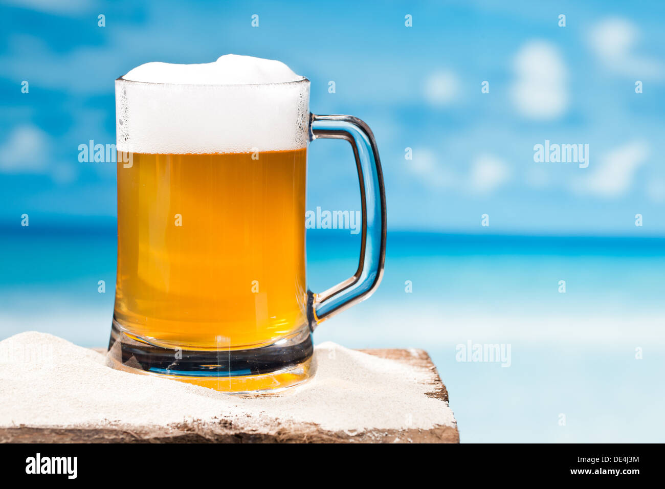 birra in spiaggia Foto Stock