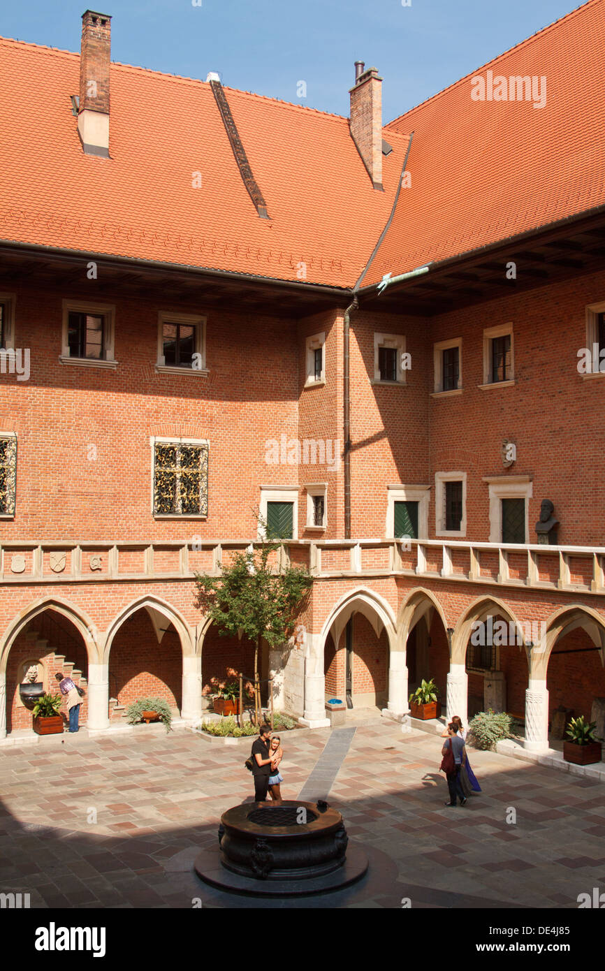 Il cortile del Collegium Maius, il più antico edificio della Università Jagellonica, Cracovia in Polonia. Foto Stock