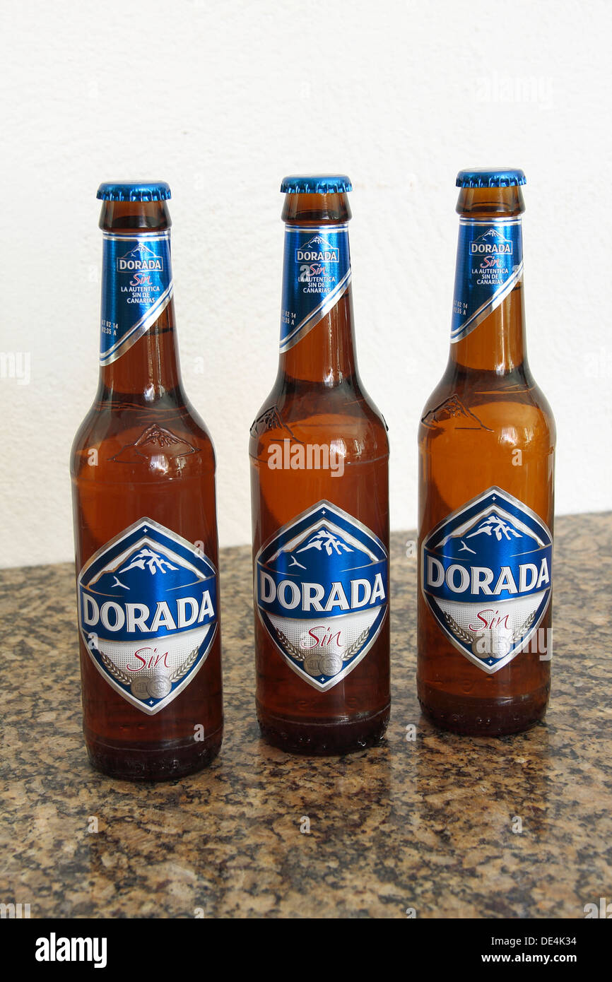 Bottiglie di alcol Dorada free birra è prodotta in Tenerife, Isole Canarie. Foto Stock