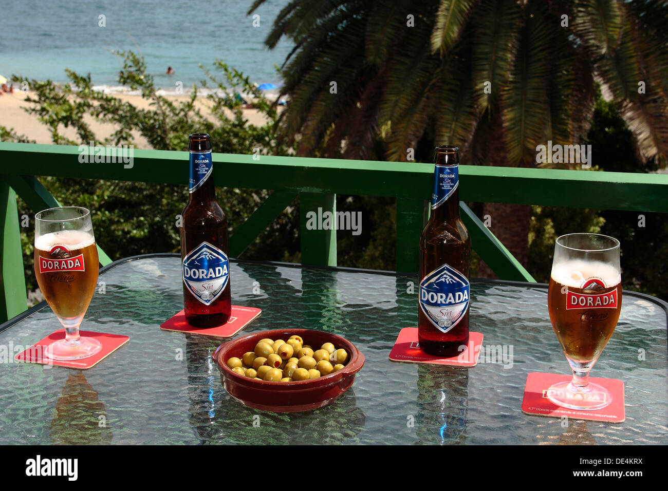 Bicchieri e bottiglie di alcol Dorada free birra è prodotta in Tenerife, Isole Canarie. Foto Stock