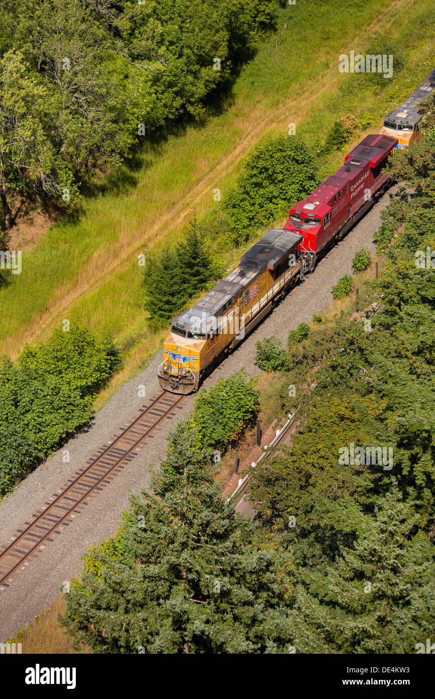 La Columbia River Gorge, OREGON, Stati Uniti d'America - convoglio ferroviario locomotiva, vista aerea. Foto Stock