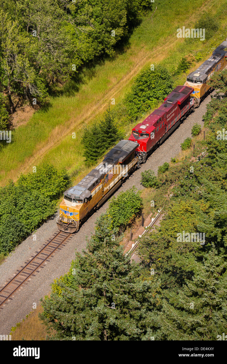 La Columbia River Gorge, OREGON, Stati Uniti d'America - convoglio ferroviario locomotiva, vista aerea. Foto Stock
