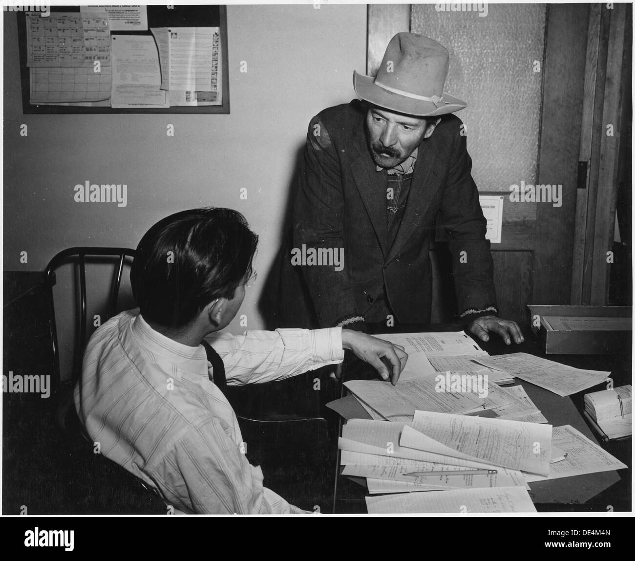 Taos County, Nuovo Messico. Farm Security Assistant supervisor e client, ufficio FSA, Taos. 521971 Foto Stock