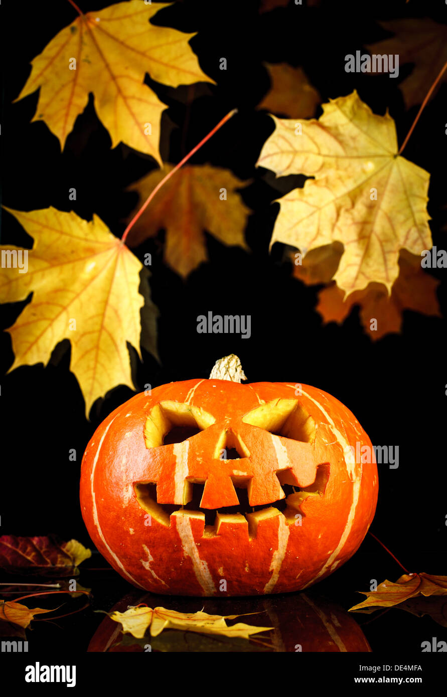 Halloween - vecchio jack-o-lantern su uno sfondo nero. Foto Stock