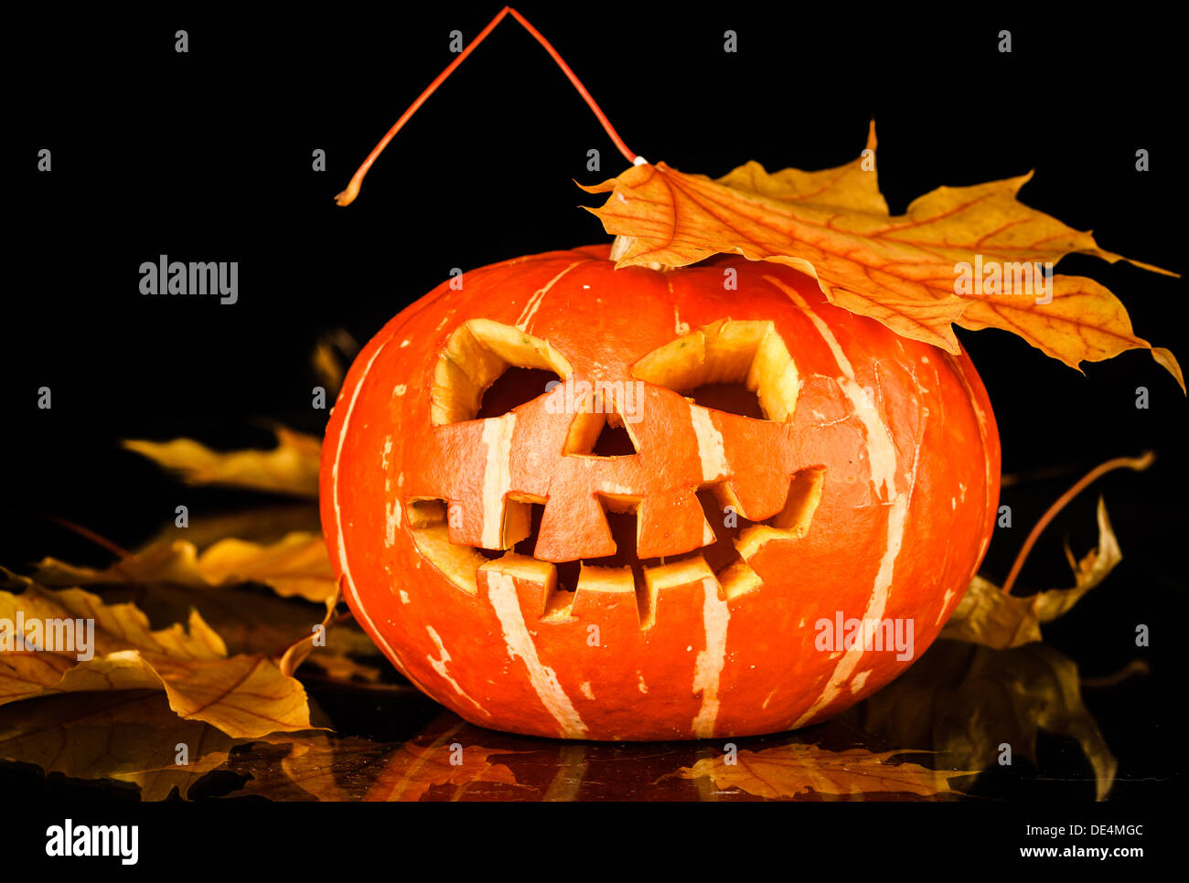Halloween - vecchio jack-o-lantern su sfondo nero Foto Stock