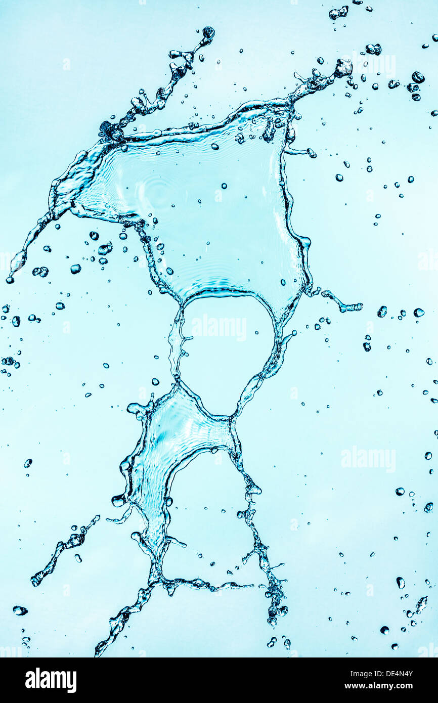 Abstract splash acqua su sfondo blu. Foto Stock