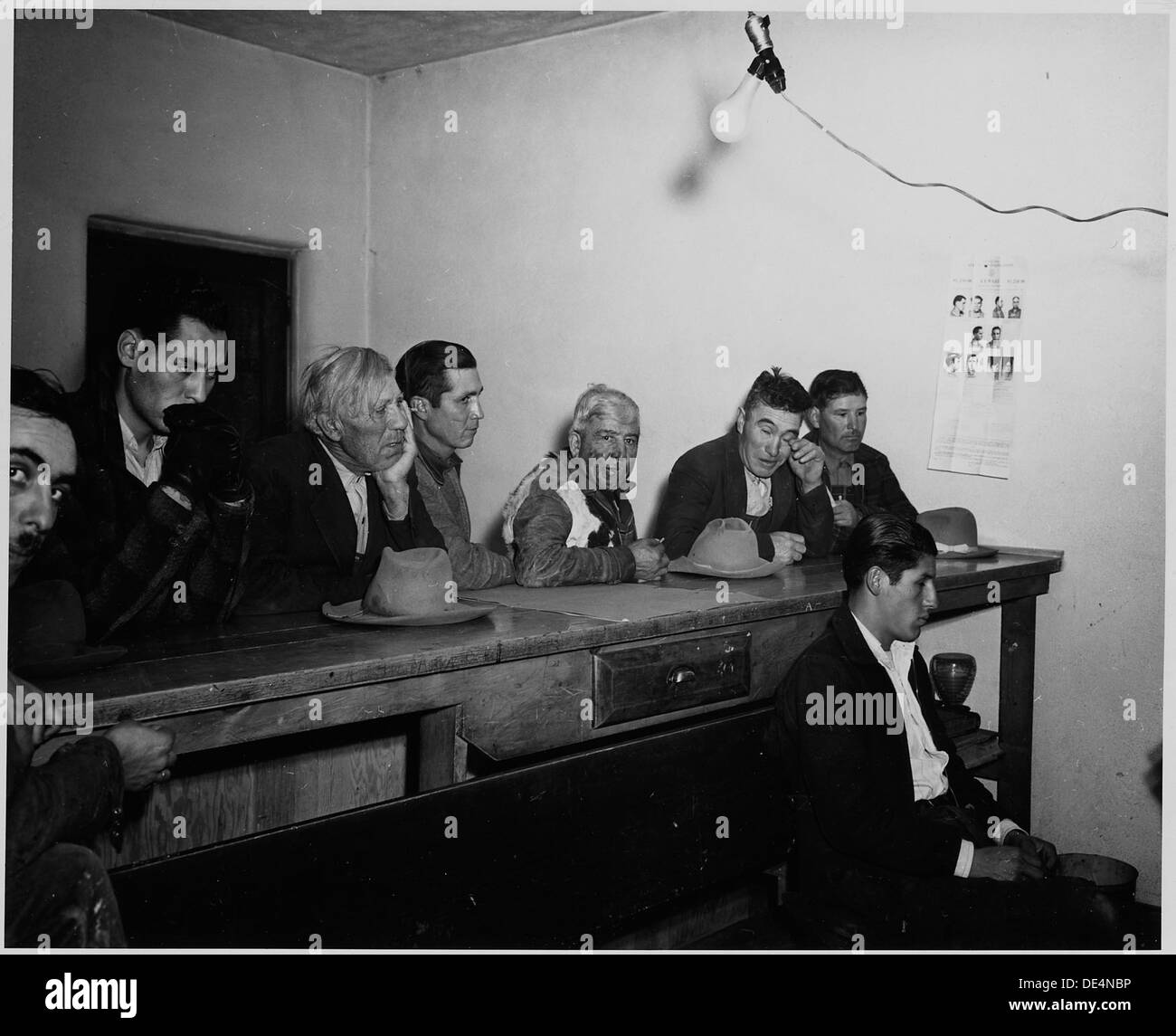 In questa scena dalla contea di Taos, New Mexico, gli spettatori osservano un caso ascoltato da un giudice di pace. Questa immagine riflette i procedimenti giudiziari locali dell'epoca. Foto Stock