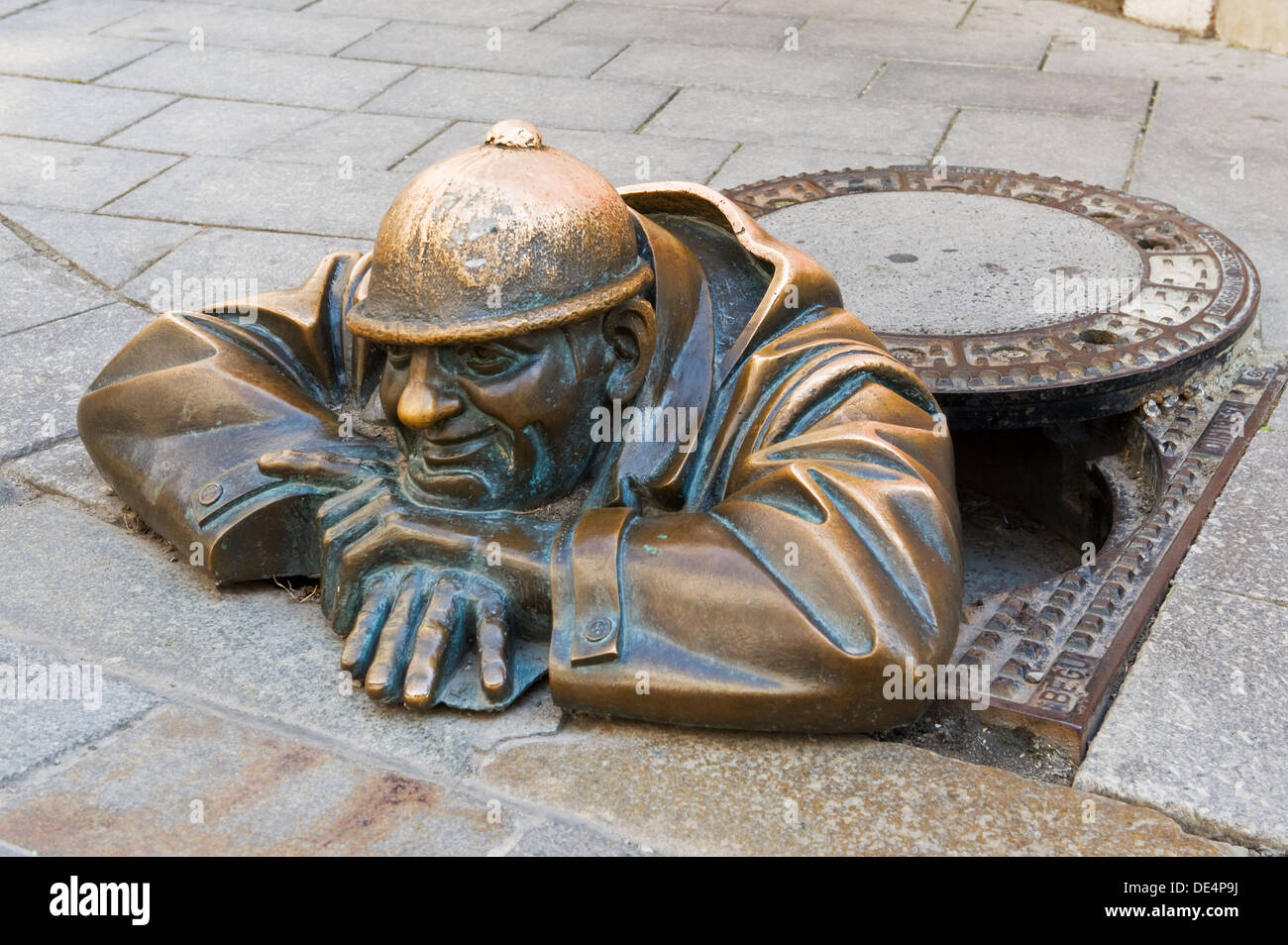 Scultura in bronzo uomo chiamato al lavoro, Bratislava, Slovacchia Foto Stock