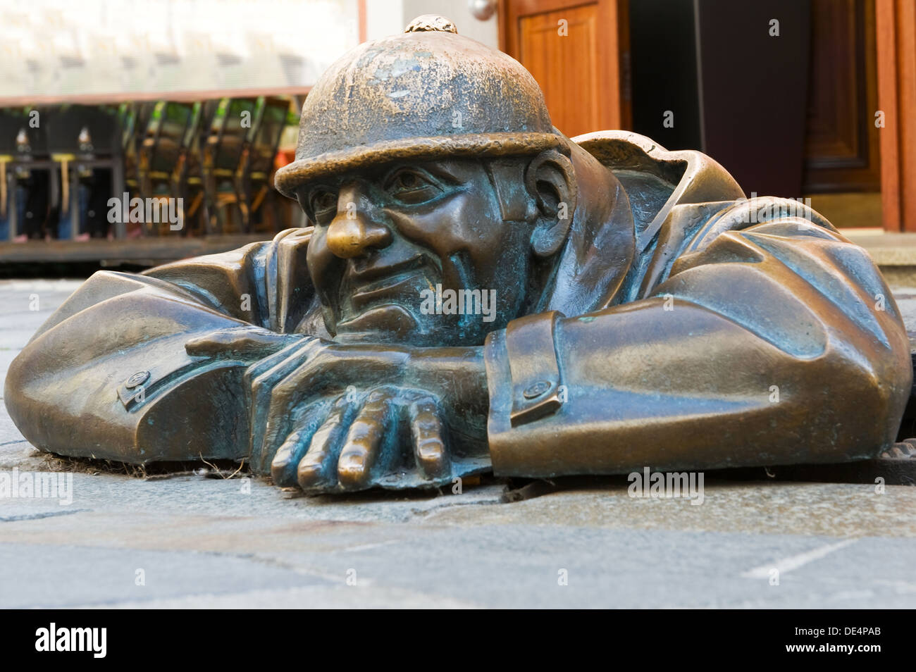 Scultura in bronzo uomo chiamato al lavoro, Bratislava, Slovacchia Foto Stock