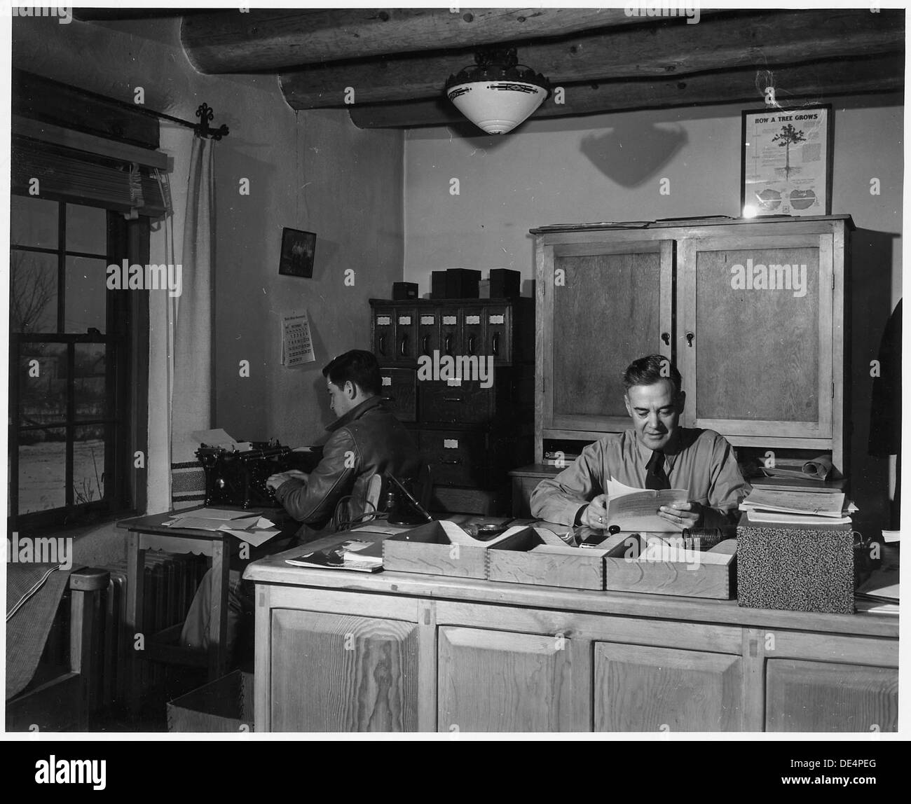 Una fotografia della contea di Taos, New Mexico, che mostra l'ufficio del servizio forestale di Taos con il District Ranger L.P. Martinez, che mette in evidenza la silvicoltura e la gestione del territorio nella regione. Foto Stock
