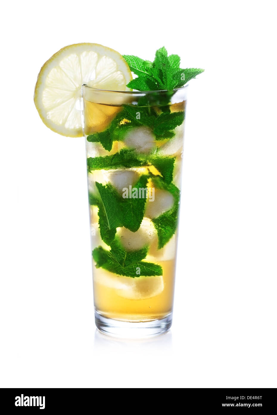 Bicchiere di tè freddo con fette di limone e menta Foto Stock