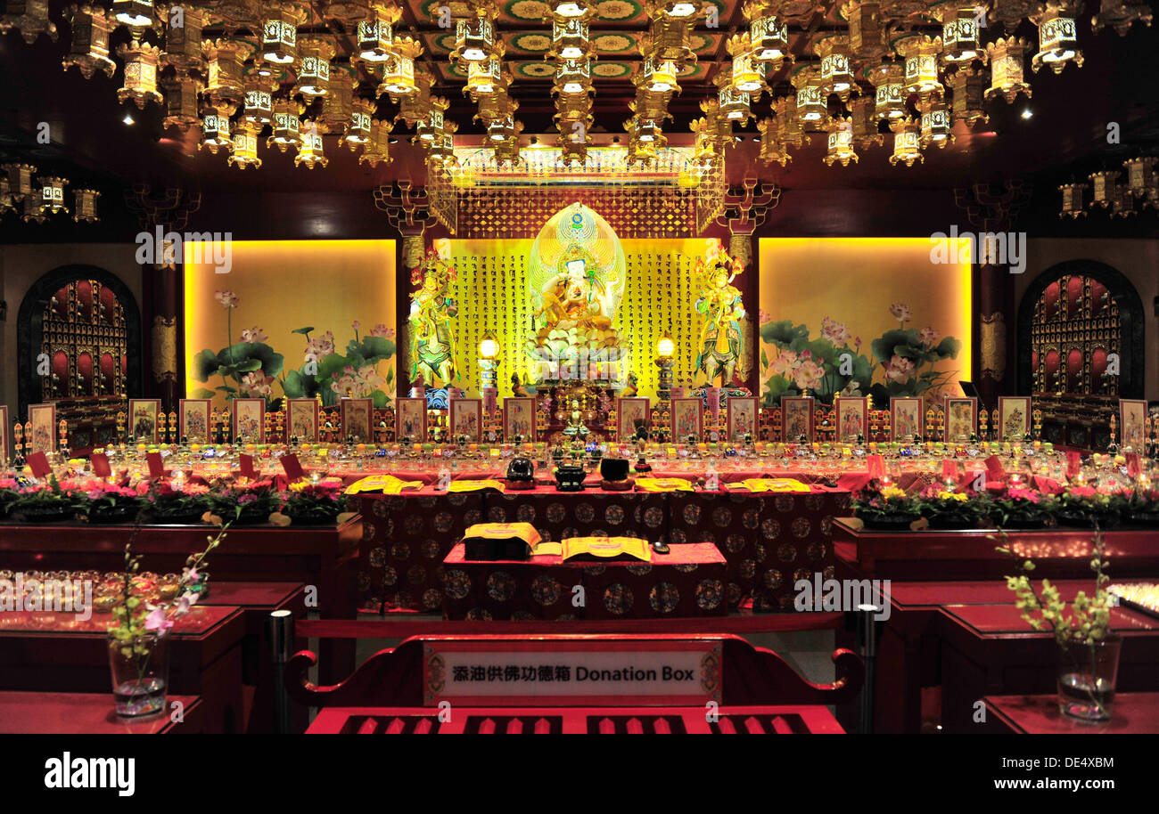 Interno di Singapore il Dente del Buddha reliquia tempio a Chinatown Foto Stock