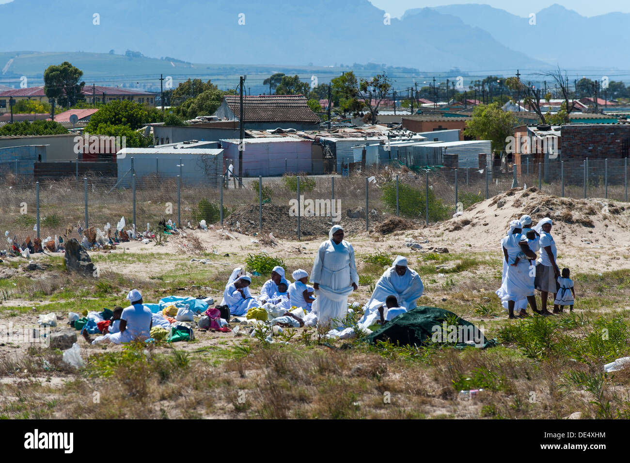 Gruppo religioso si raduna per i contribuenti a Khayelitsha, un informale parzialmente township di Cape Town, Western Cape, Sud Africa Foto Stock