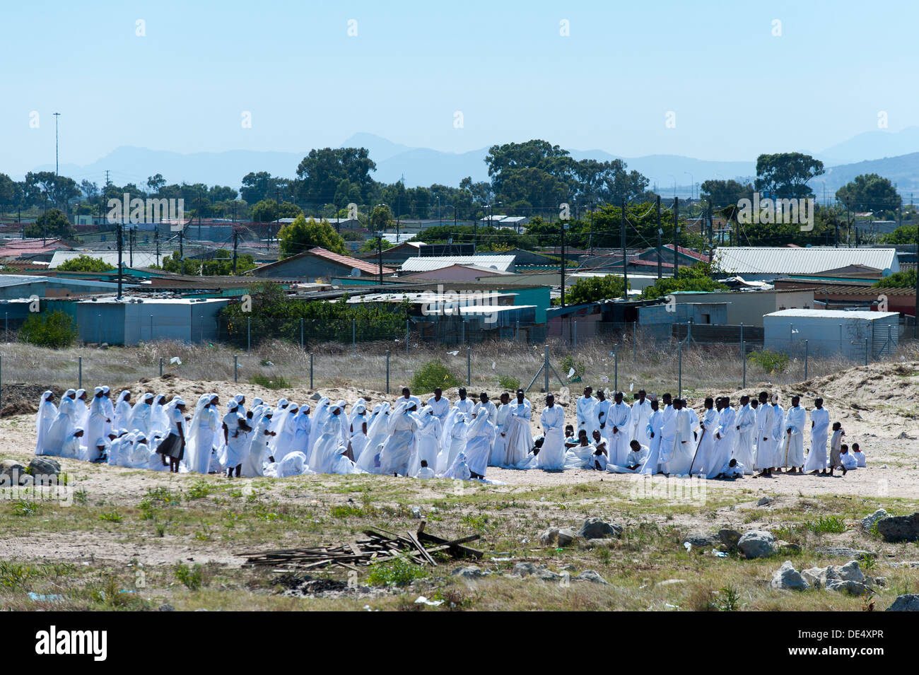 Gruppo religioso si raduna per i contribuenti a Khayelitsha, un informale parzialmente township di Cape Town, Western Cape, Sud Africa Foto Stock