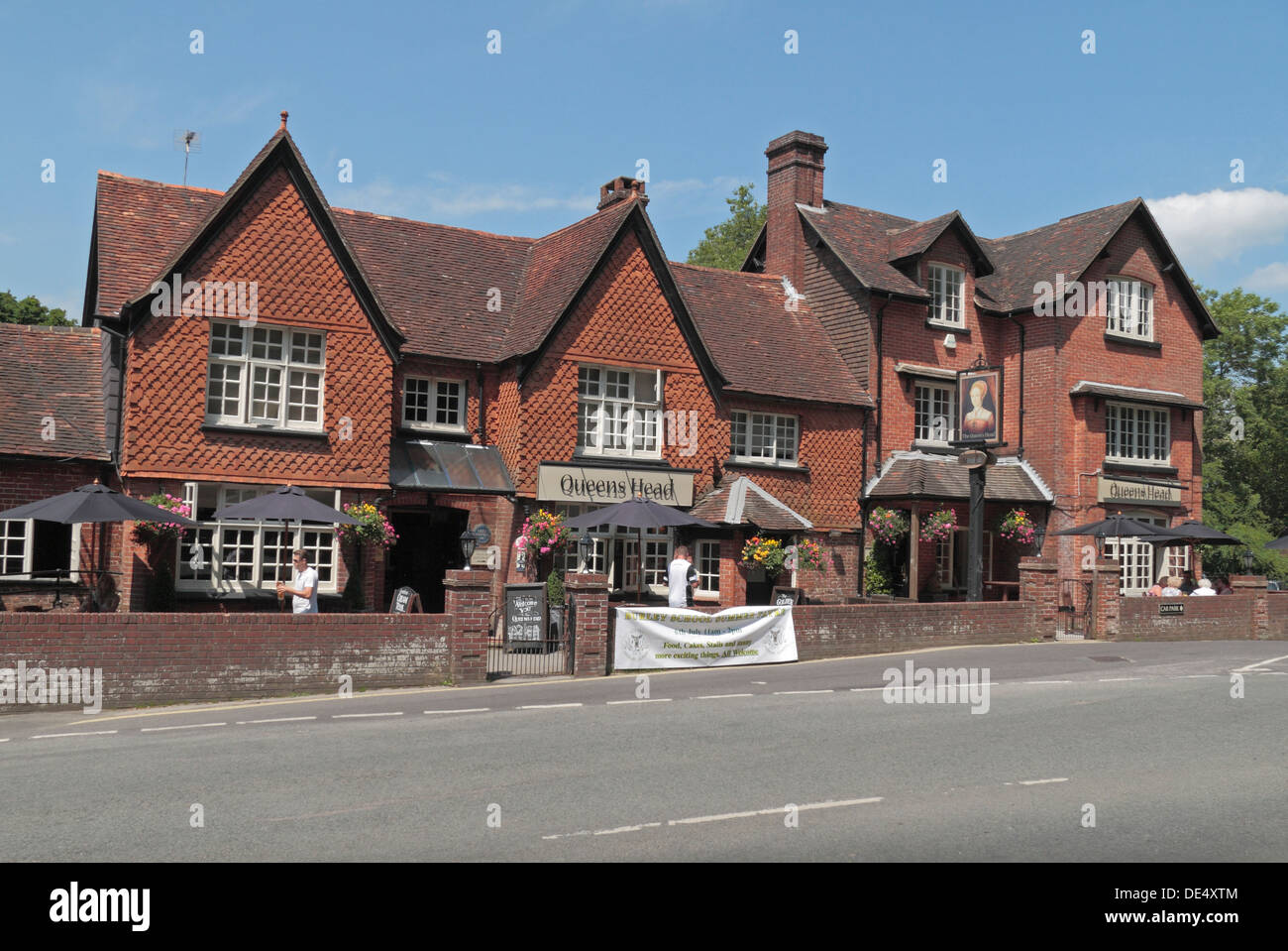 The Queens Head public house e ristorante nel centro del villaggio di Burley, New Forest, Hampshire, Regno Unito. Foto Stock