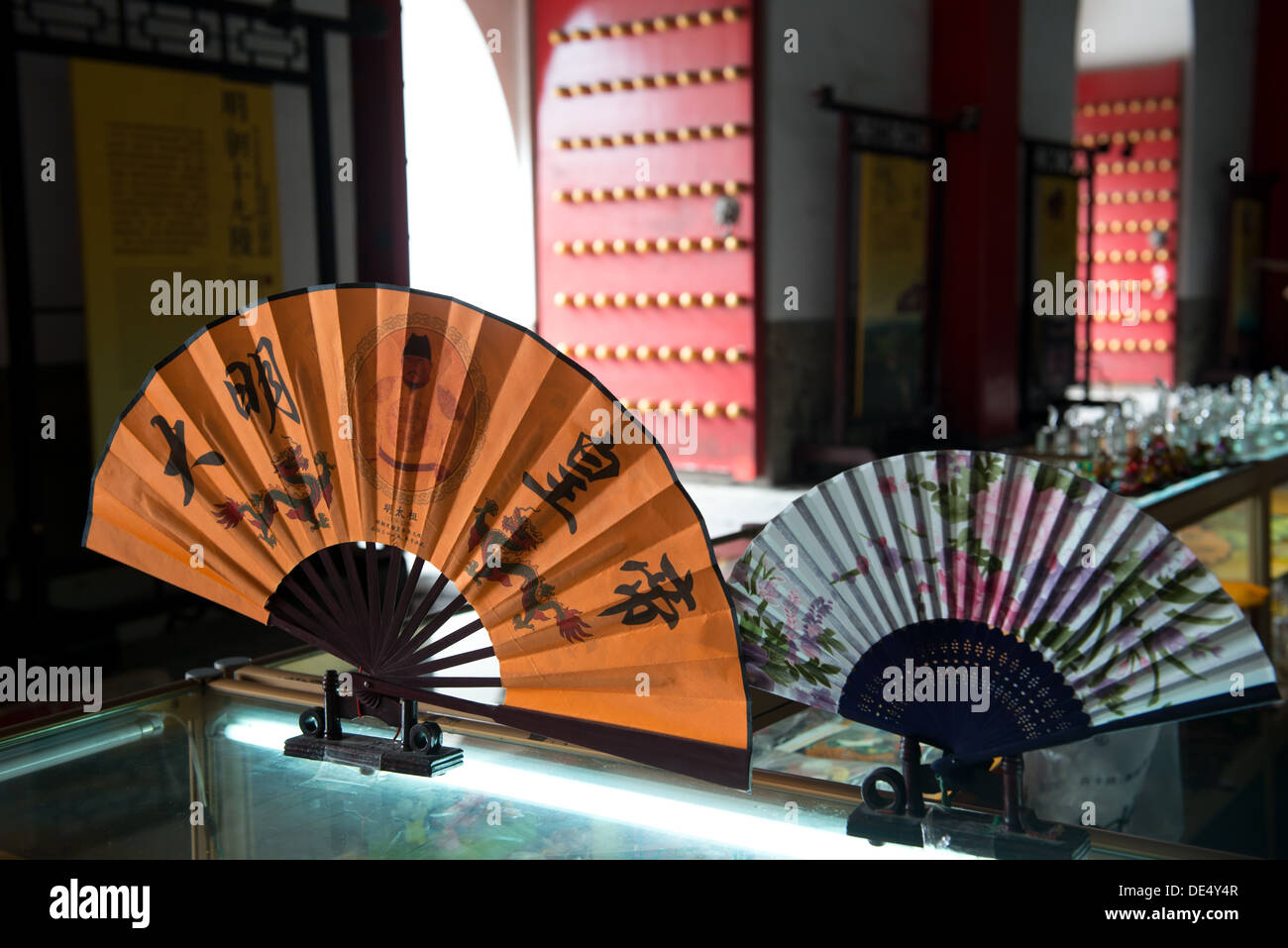 Le Tombe dei Ming, Nanjing, Cina. Ventilatori per la vendita a l'anima Torre. Foto Stock