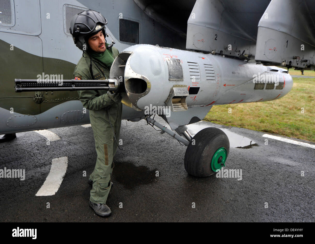 Oslavou, Repubblica Ceca . Undicesimo Sep, 2013. Helicoopter Mi-35 a fori FARP air base durante il Rover Ramstain 2013 formazione in Hruba Voda, esercito ceco Training Center Libava, a nord di Olomouc, Repubblica Ceca in Settembre 11, 2013. (CTK foto/Lubos Pavlicek) Credito: CTK/Alamy Live News Foto Stock