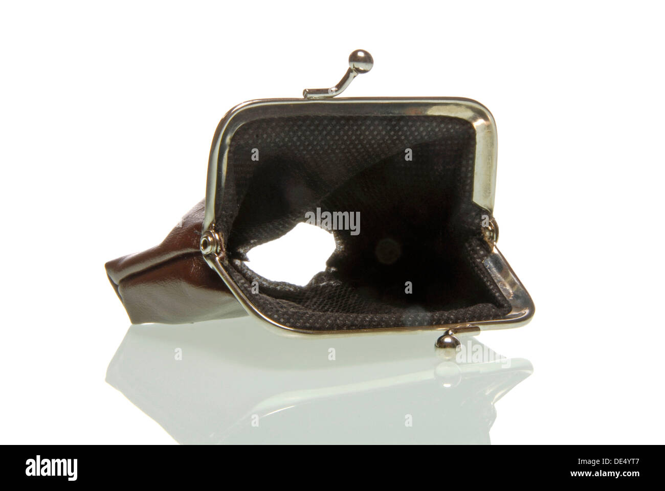 Il borsellino con un foro, immagine simbolica per la crisi economica Foto Stock