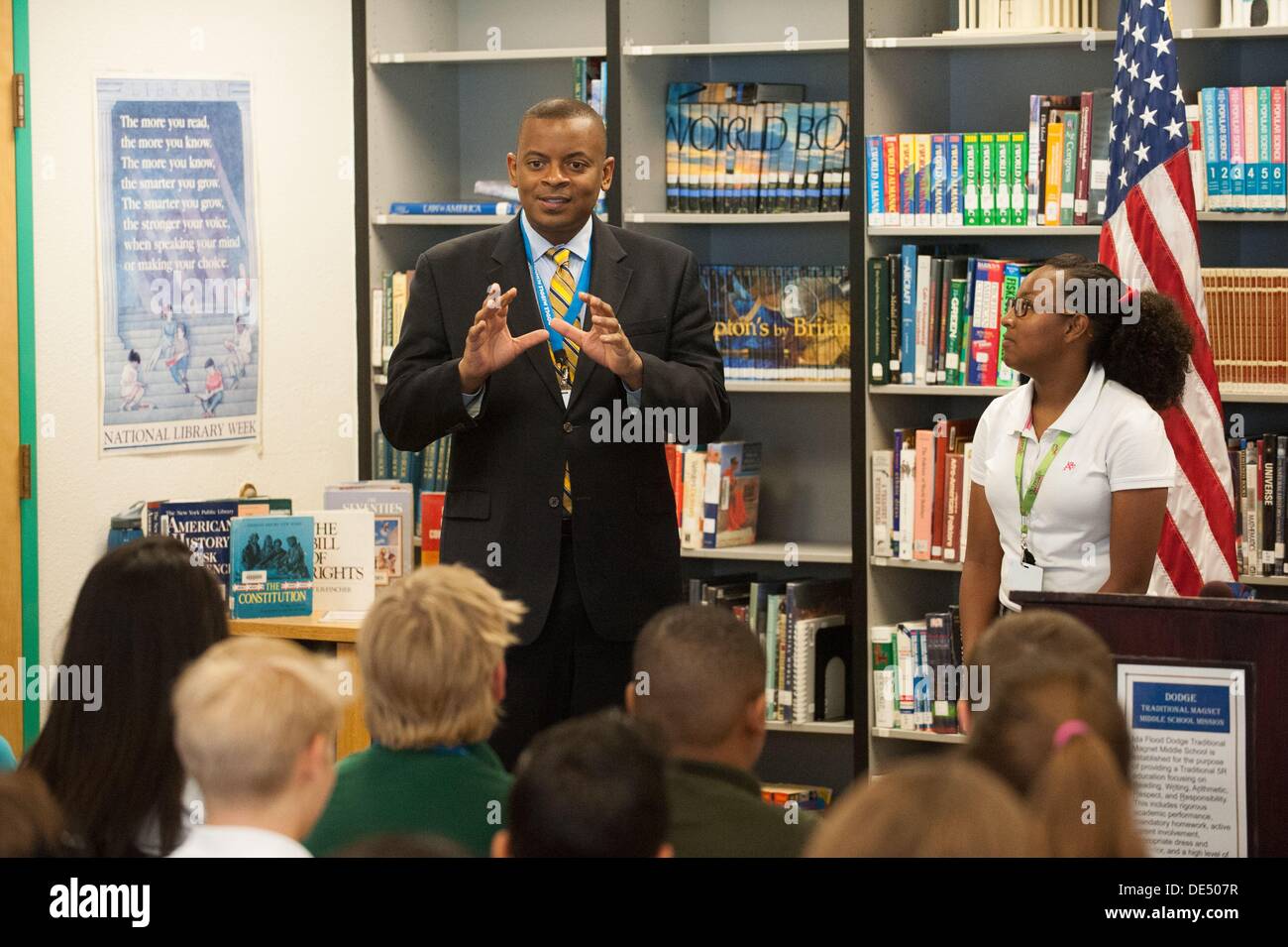 Tucson, Arizona, Stati Uniti. Undicesimo Sep, 2013. Segretario dei trasporti ANTHONY FOXX parla agli studenti a Dodge tradizionale scuola di magnete a Tucson, in Arizona Foxx ha visitato le scuole di Tucson come parte dell'istruzione Segretario Duncan torna a scuola bus tour. Credito: Sarà Seberger/ZUMAPRESS.com/Alamy Live News Foto Stock