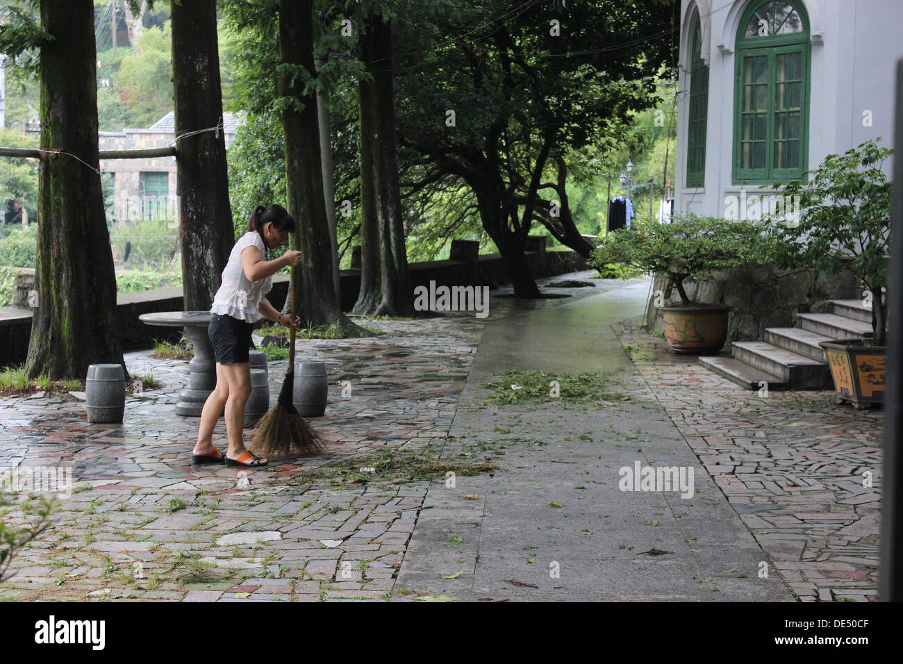 La donna lascia la cancellazione dal suo cortile. Foto Stock