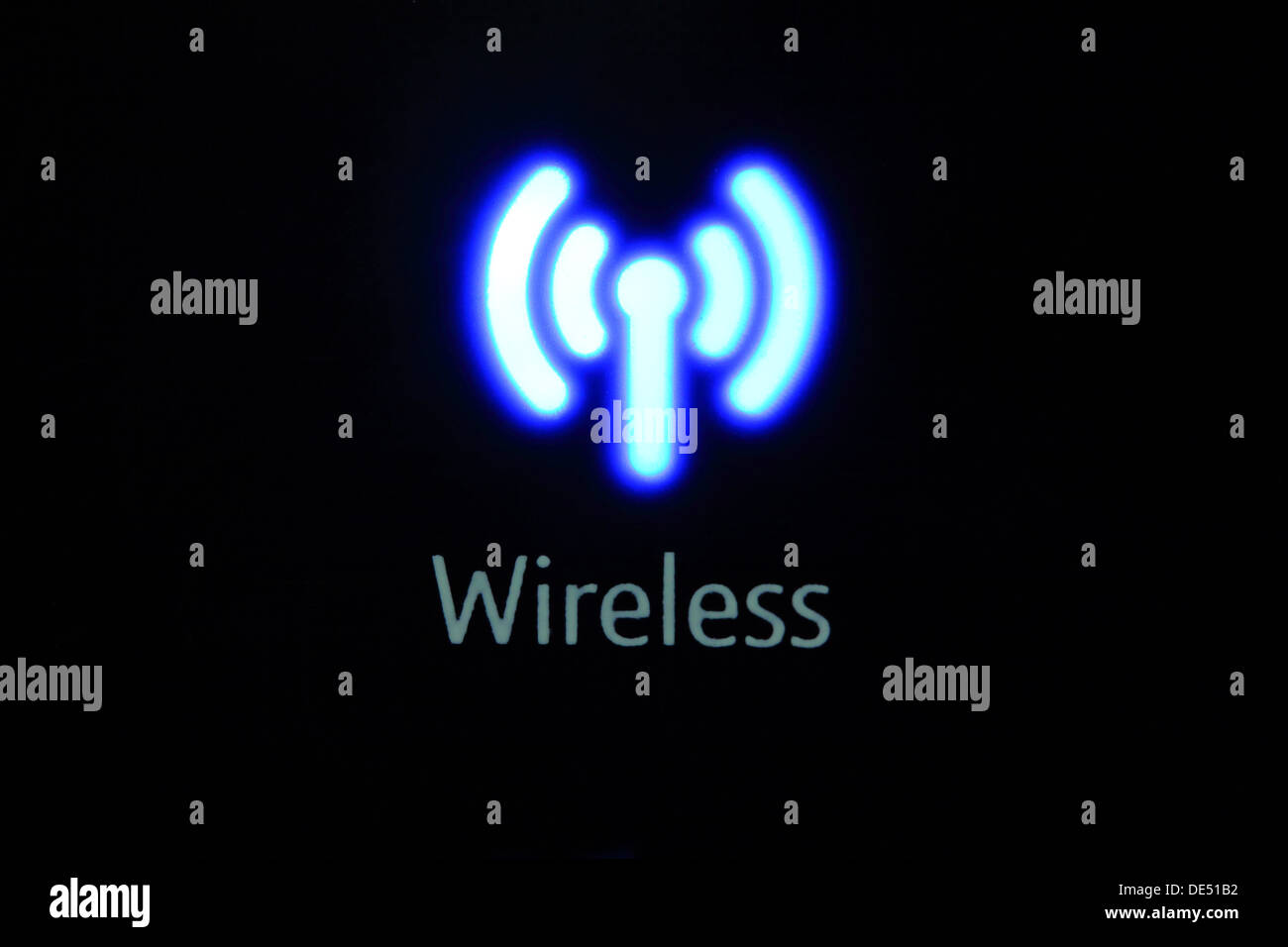 Wireless illuminata logo su un router a banda larga Foto Stock