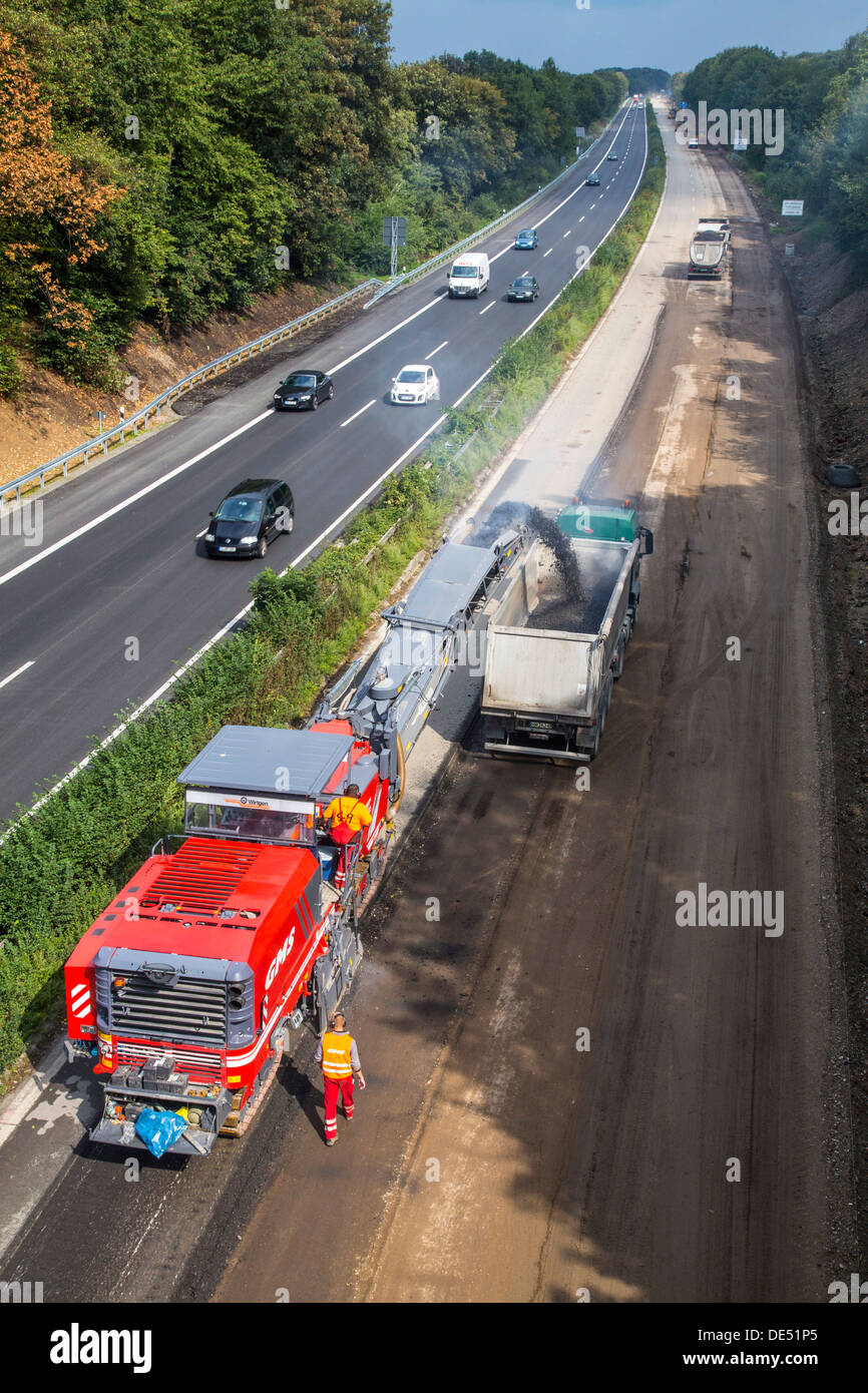 Lavori stradali, sull'autostrada A52, Essen, Germania. Rimozione del manto di asfalto con un cutter, poi di nuovo, asfalto poroso viene applicato. Foto Stock