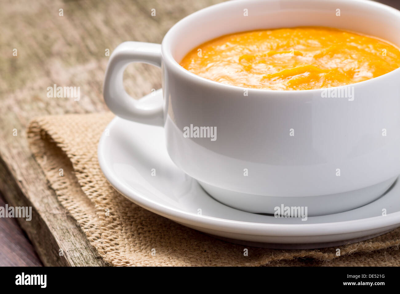 Zuppa di zucca al vecchio asse di legno Foto Stock