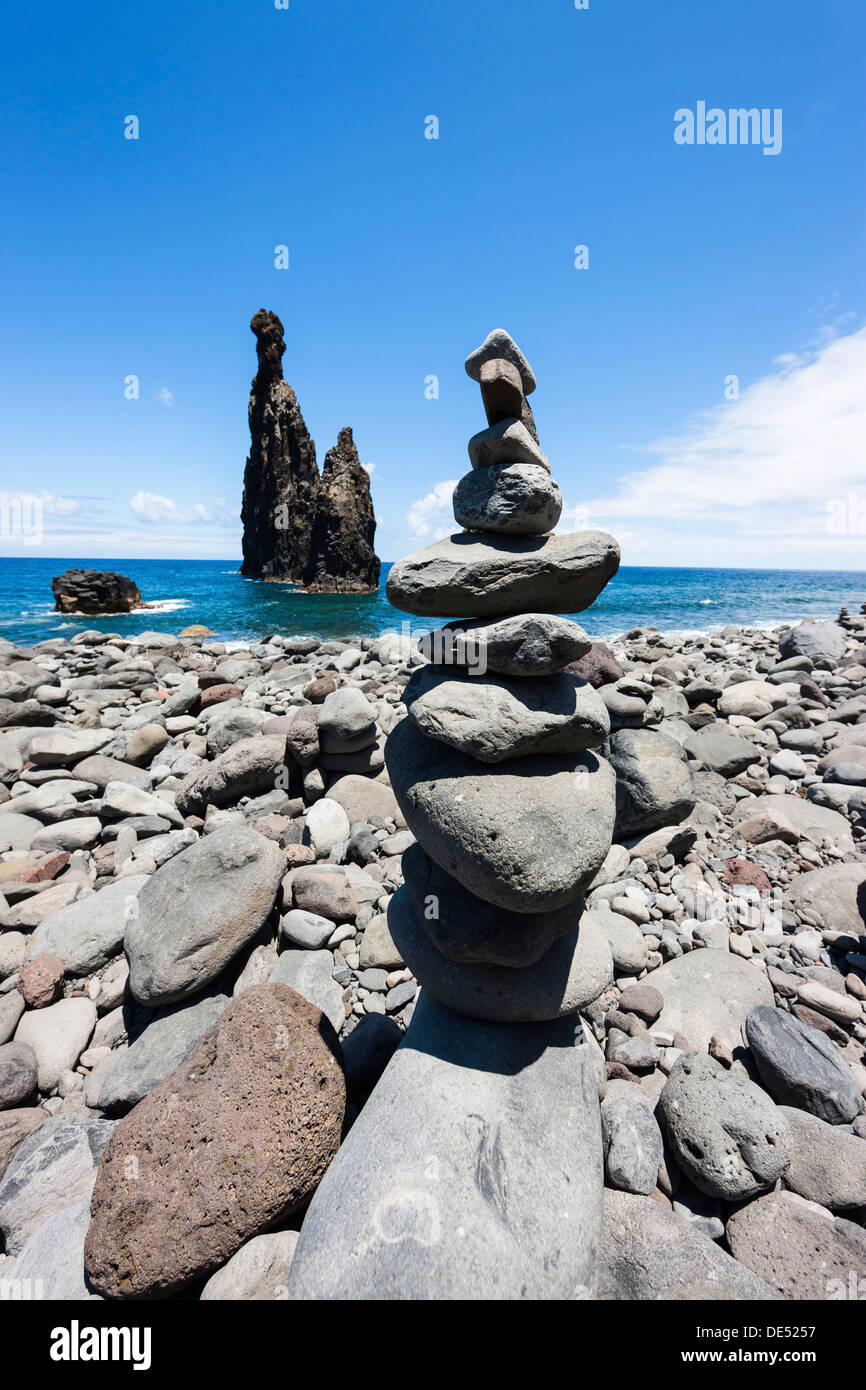 Cairns costruito come buona fortuna charms a Ilheus da costola formazione di roccia, sulla scogliera costa di Ribeira da Janela, Lanceiros Foto Stock